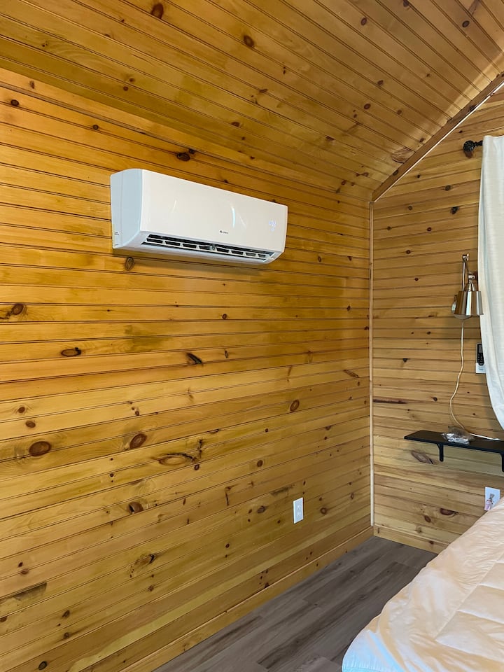 Un sistema de climatización mini-split arriba y abajo mantiene las cosas cómodas.
