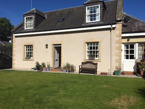 Lovely 2 bed house in central Melrose with garden