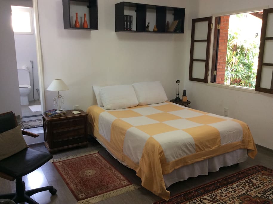 Large and airy suíte with queen size bed