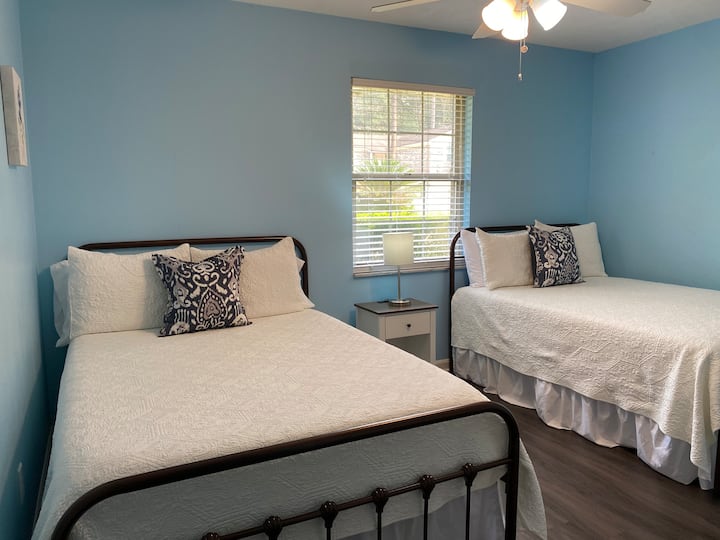 غرفة النوم رقم2 مع سريرين مزدوجين ومحطة شحن في المنضدة الجانبية لراحتك! 