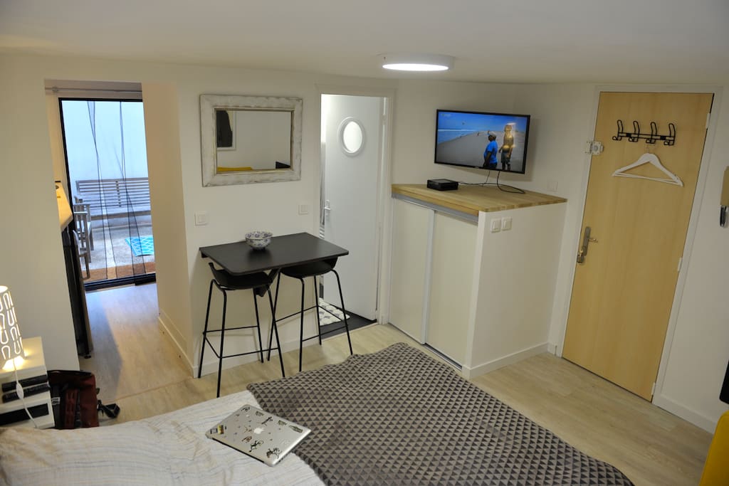 Vue salon-chambre, salle de bain et cuisine séparées