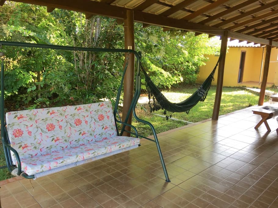 Varanda bem ventilada, chuveirão na parte de trás, mesa com bancos de madeira e namoradeira para aproveitar a calmaria dessa ilha paradisíaca!