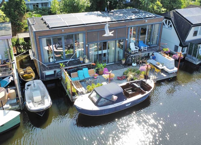 Modern stylish villa: My Amsterdam Houseboat