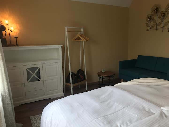 Dormitorio en planta alta con sofá