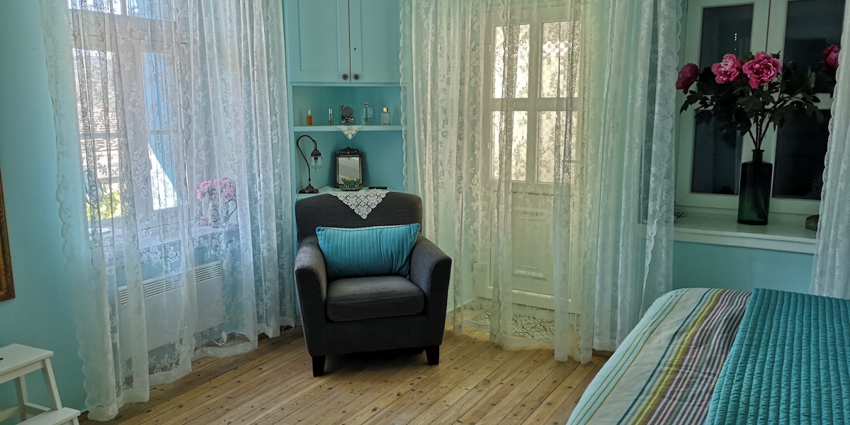 Dormitorio:  luminoso y sin conocimientos. Patio privado exterior.