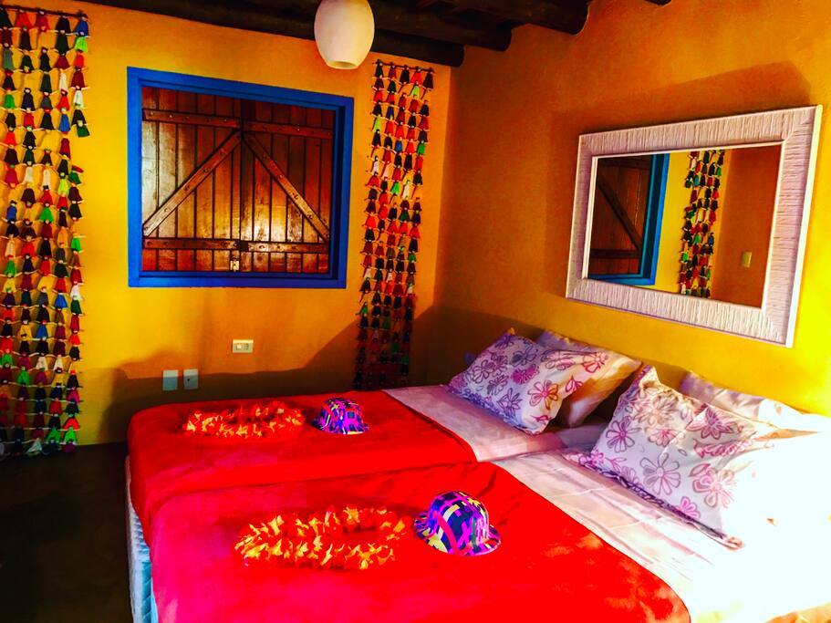 Suite com duas camas box de solteiro +uma cama auxiliar solteiro.