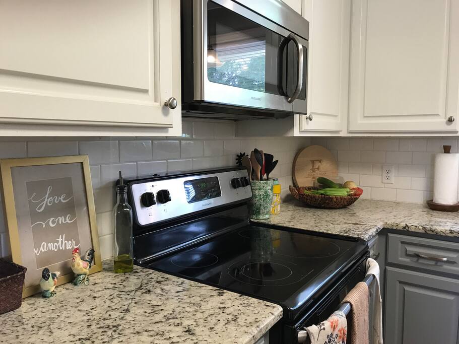 Spacious modern kitchen with Microwave, Oven, Fridge, Several Appliances, Dinnerware & Cutlery