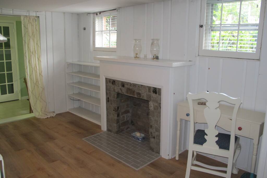 Fireplace/Living room area
