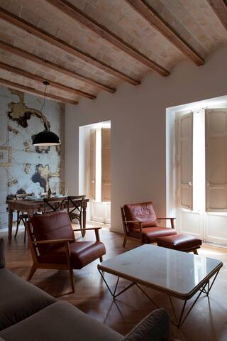 Elegant and central, in a spectacular area. gallery image 2