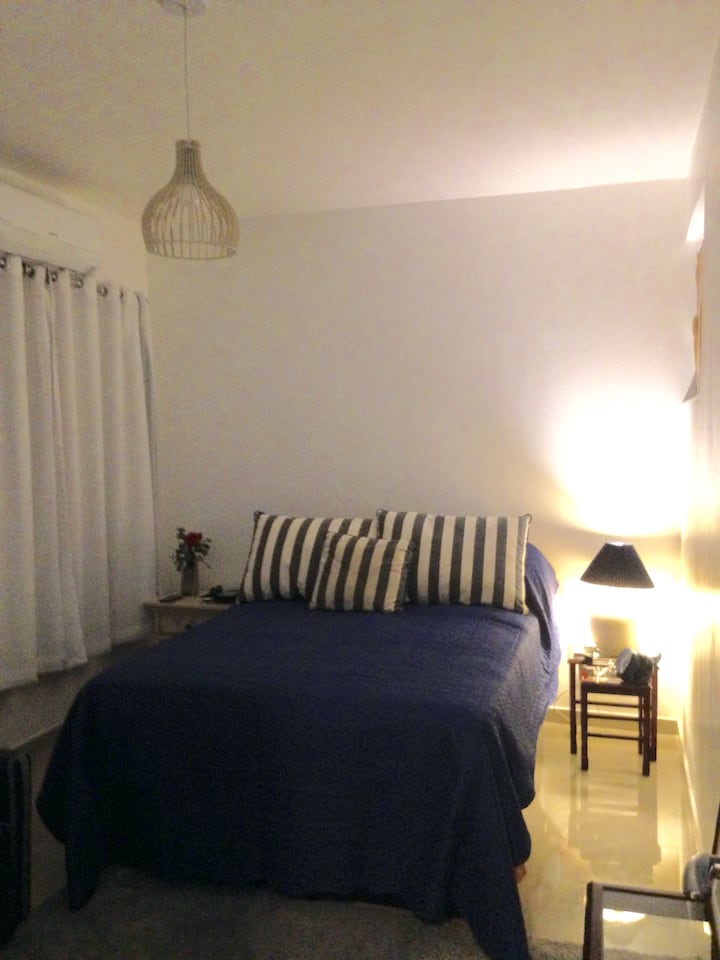 Chumba kilicho na kitanda cha watu wawili na kitanda cha sofa katika chumba hiki na chumba kina magodoro mapya na kitanda hiki cha sofa ( kimoja) kina starehe sana 