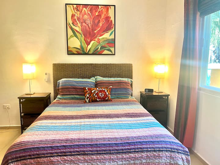 Гостинска соба на првиот кат со брачен кревет (широк 150-179 см).