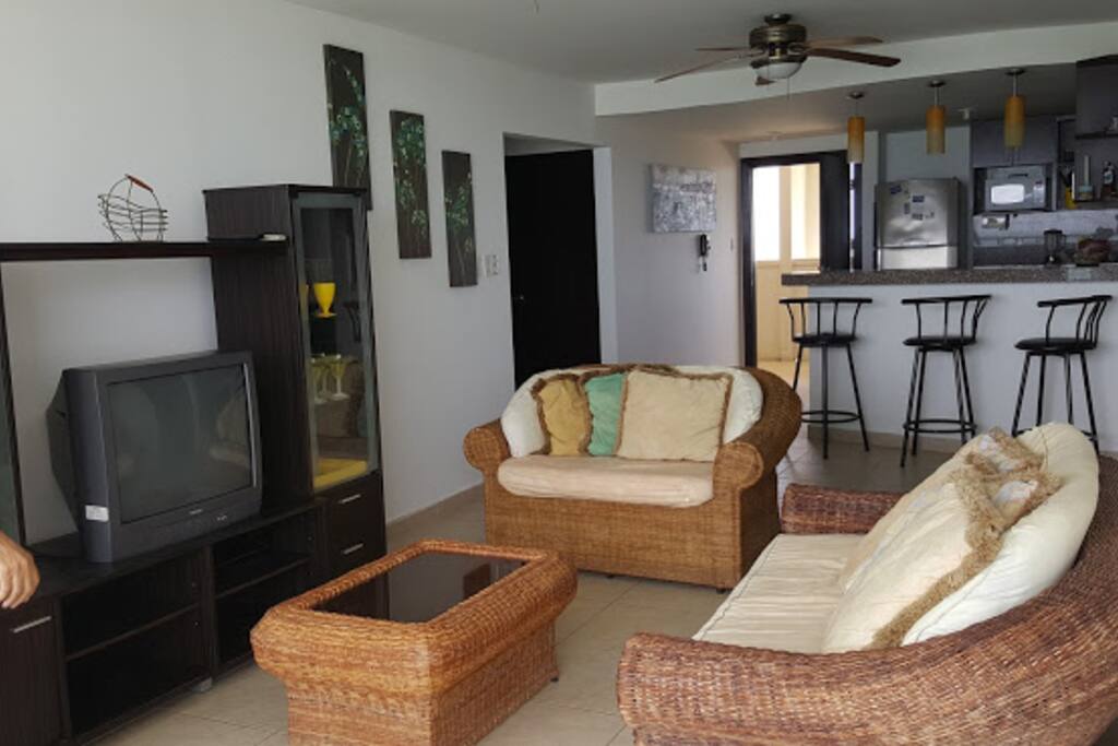 SALA, CON MUEBLES DE MIMBRE