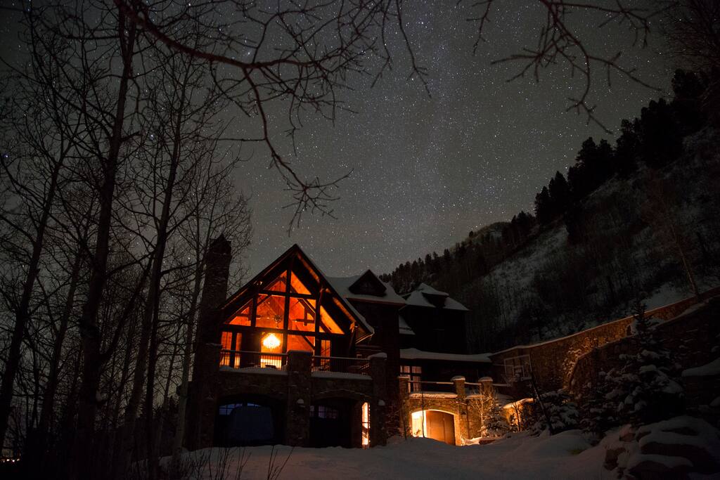 Magnificent 5br home near town park with Hot Tub Houses for Rent in