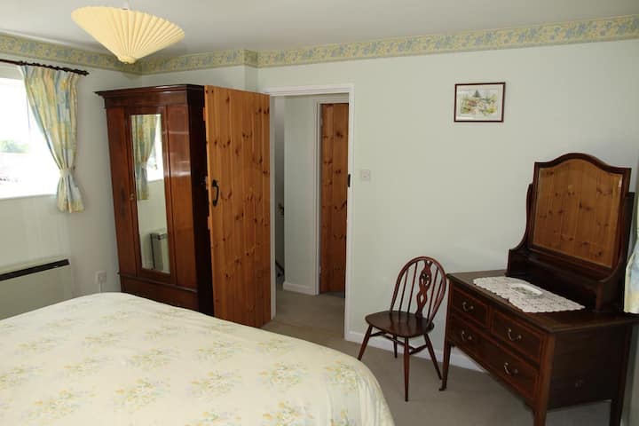 חדר שינה 1 מיטה זוגית בגודל סופר קינג