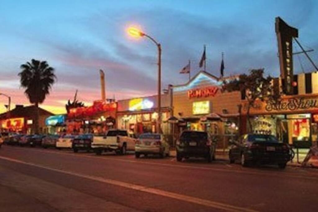 A short walk to Garnet and Grand Avenue for all of your shopping and dining needs