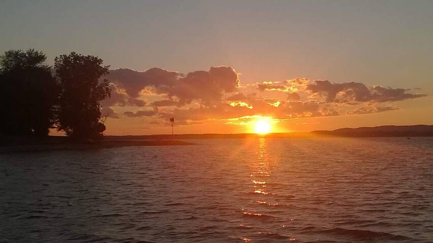 Luxurious Waterfront house on Ottawa River gallery image 2