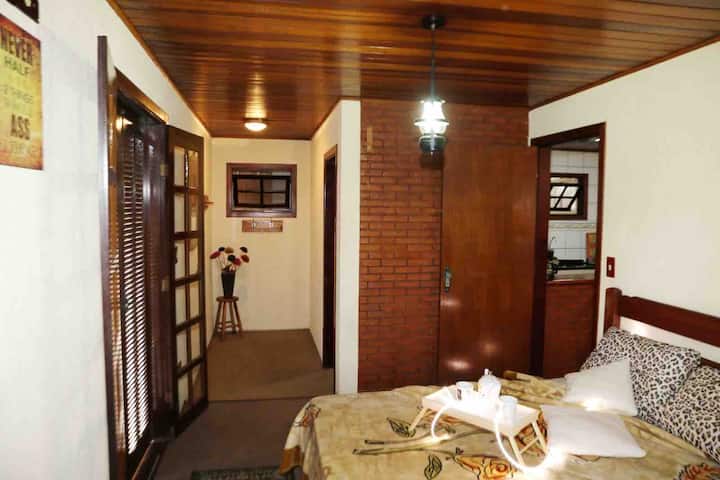 Главна спалня със самостоятелна баня.