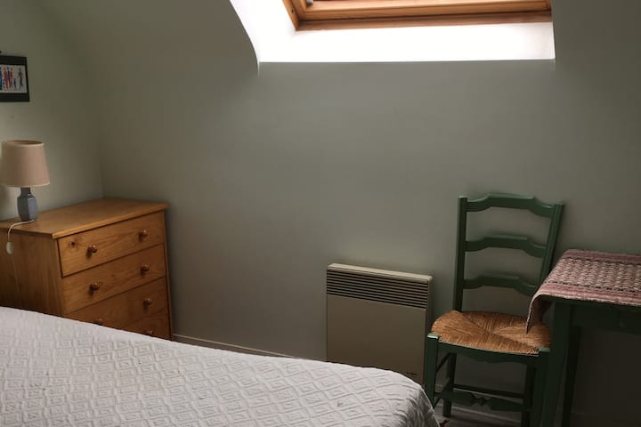 ห้องนอน 1 ชั้นล่างเตียงคู่