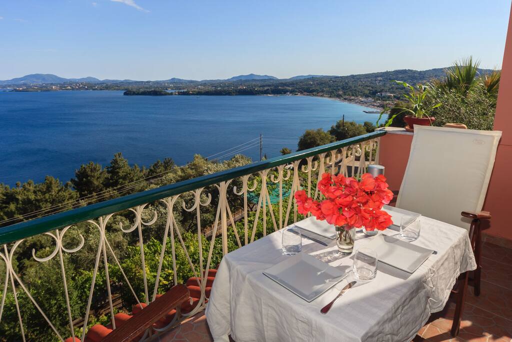 Enjoy your meal al fresco!