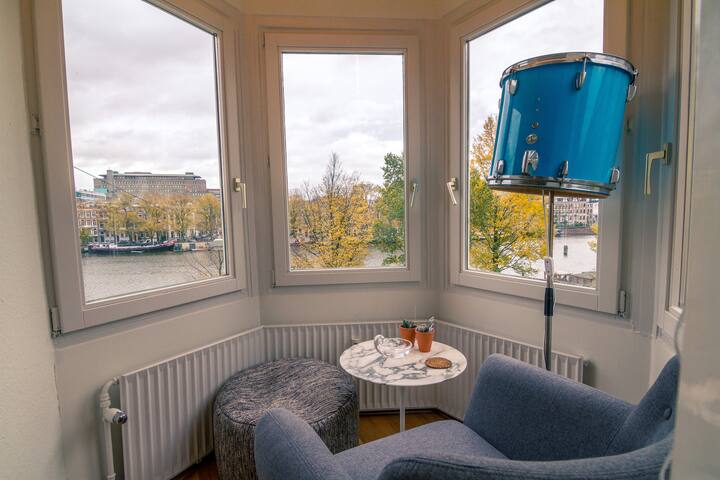 Elegant and spacious home on Amstel River gallery image 4