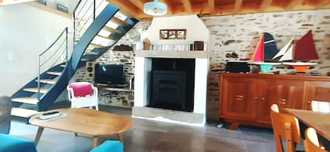 Popular Airbnb listing: Small fisherman's house by the beach in Mesquer
