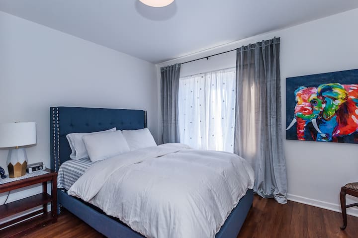 主楼层： 1号卧室。标准双人床、衣柜