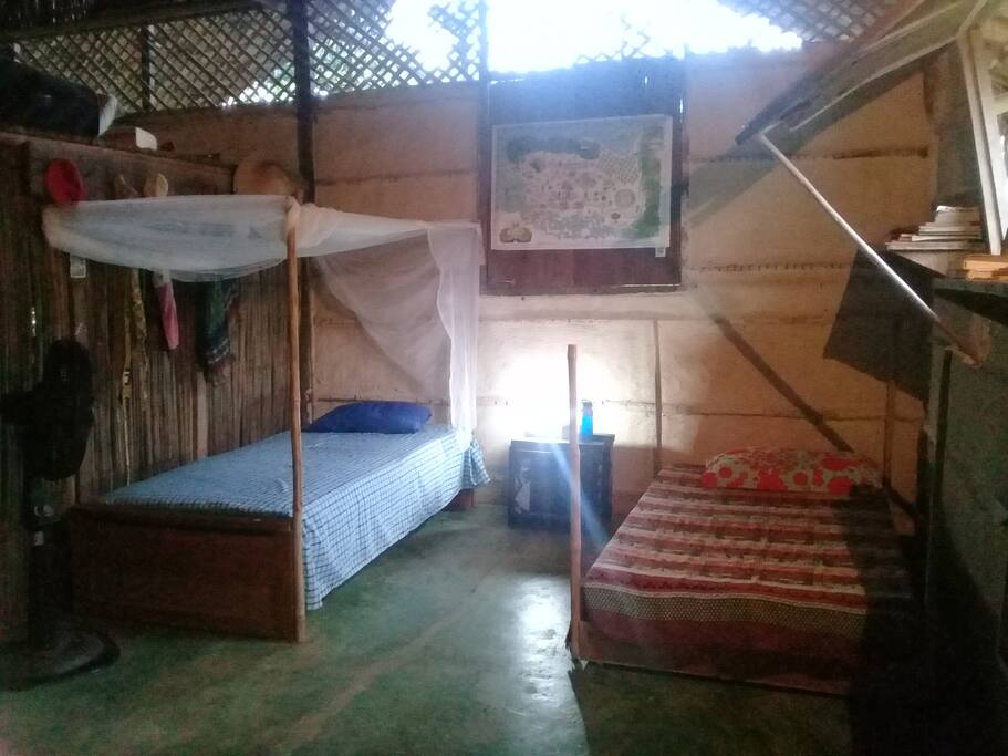Todas las camas tienen toldillo o mosquitero para evitar los zancudos