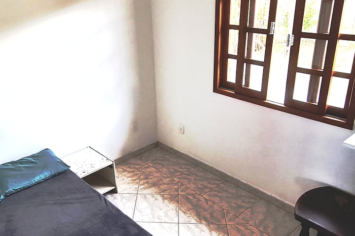 Chumba cha kulala cha nyuma; Ina kitanda cha watu wawili, chenye shuka la kitanda, mito miwili iliyo na vitasa vya mito, blanketi, meza kando ya kitanda, rafu mbili za umbo la L, meza ya kahawa na feni.
