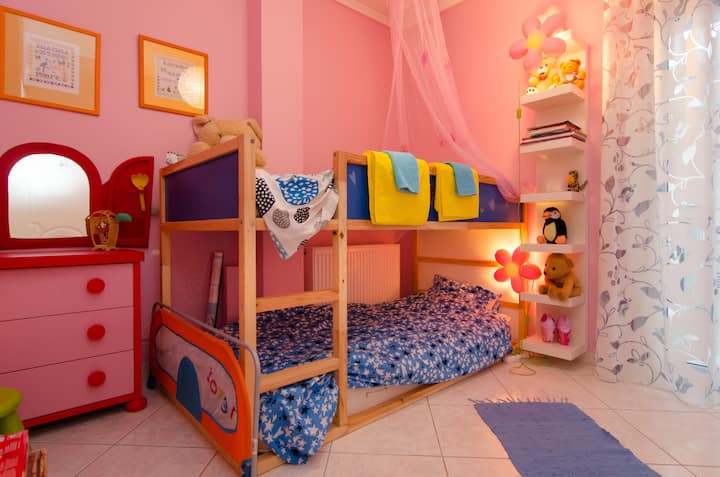 Dormitorio con cama de dos pisos
