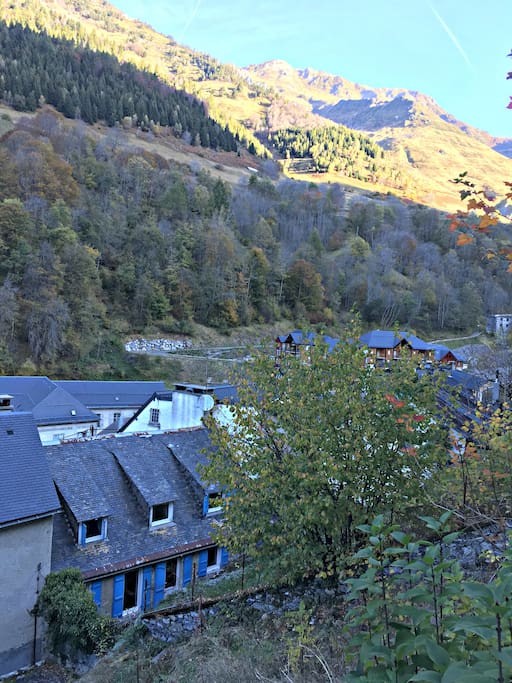 Côté montagne en Automne. Photo prise depuis la piste bleue "Les Prés" du plus grand domaine skiable des Pyrénées Françaises : Le Grand Tourmalet