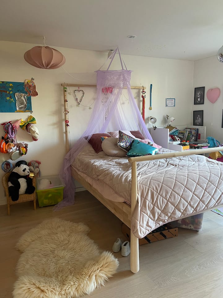 Habitación infantil con cama doble.