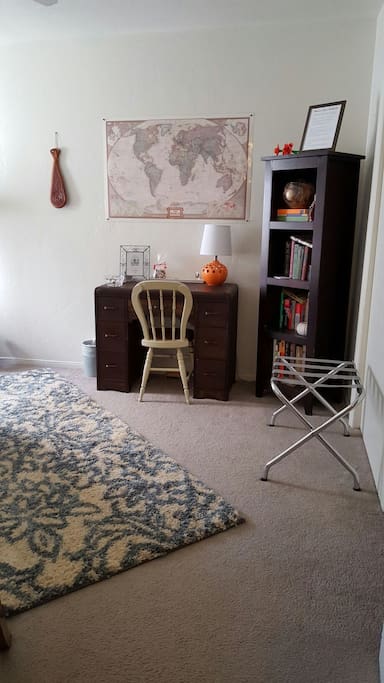 Small desk space and luggage rack available