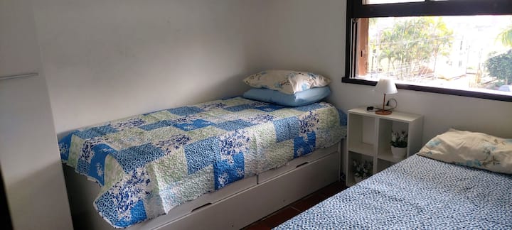 ห้องพักพร้อมเตียง 1 หลังพร้อมเตียงเสริมและเตียงคู่ 1 หลังใหม่ทั้งหมดและมีฟูกใหม่