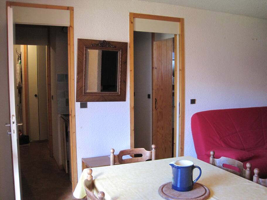 autre vue du salon et cuisine à gauche