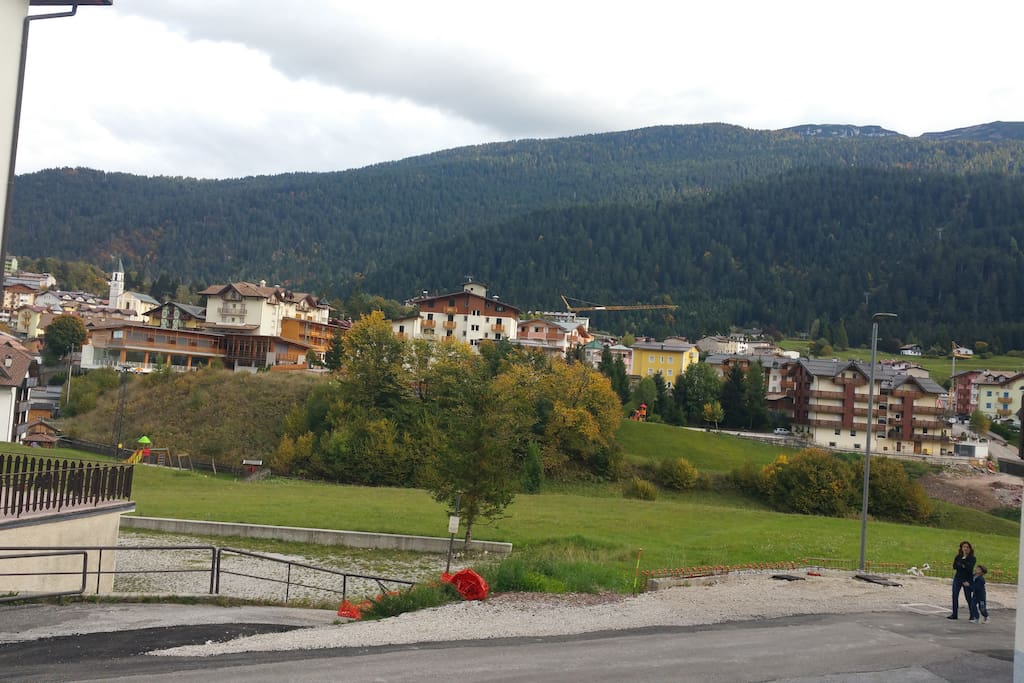 esterno della casa, vista verso est (Paganella)