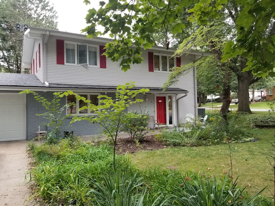 Corner of Sunrise and Meadowbrook Lane. Note red shutters and red door.