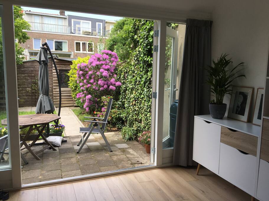 Serre with open doors to the garden