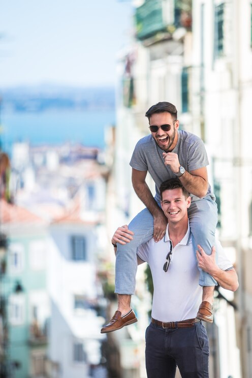 Show full-screen, host-provided image