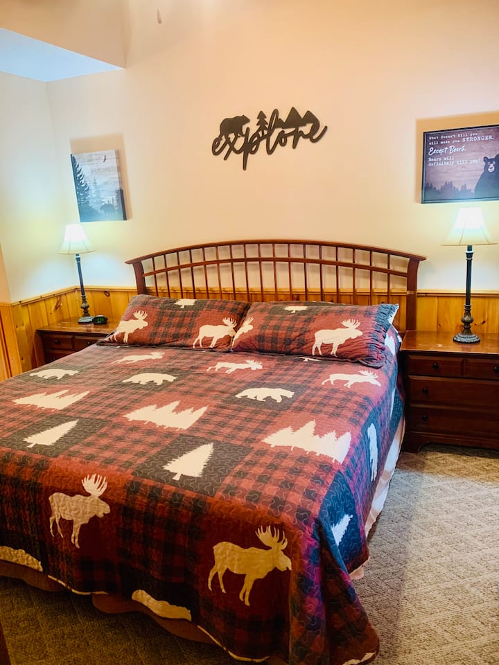 غرفة نوم بمستوى رئيسي بسرير كبير