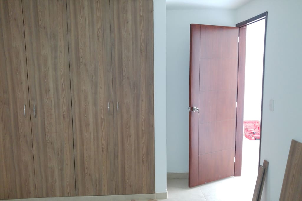 closet en madera muy amplios y comodos