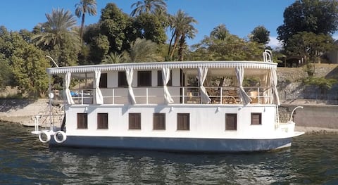 Stunning Houseboat 3 Bedrooms nestled on The Nile