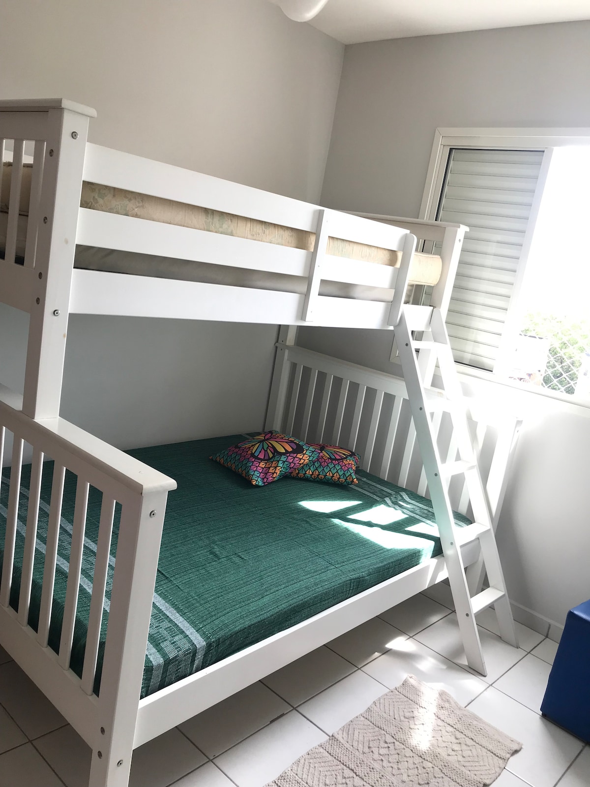 Dormitorio - 1 cama doble - 1 cama individual (litera) 1 colchón 
Ventilador de techo 