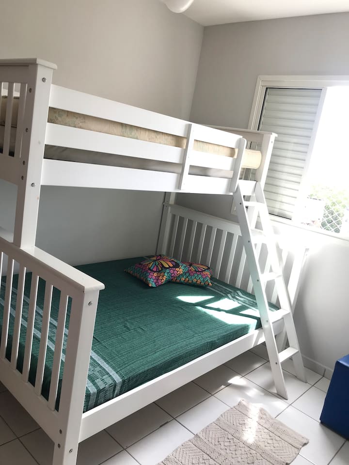 ห้องนอน - เตียงคู่ 1 หลัง - เตียงเดี่ยว 1 หลัง (เตียงสองชั้น) 1 อันที่นอน
พัดลมเพดาน 