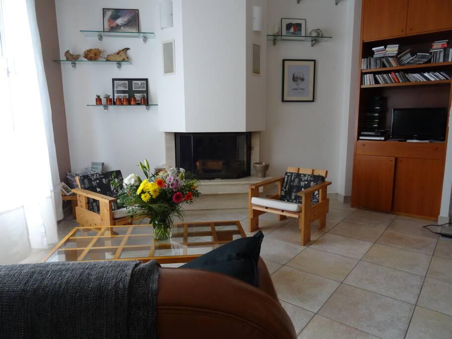 Salon (espace commun exclusivement réservé aux voyageurs) – Living Room (common area, exclusively for travellers)