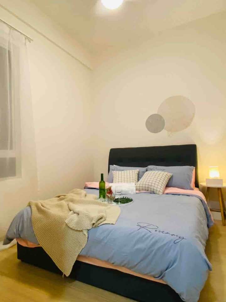 غرفة نوم بسرير بحجم كبير