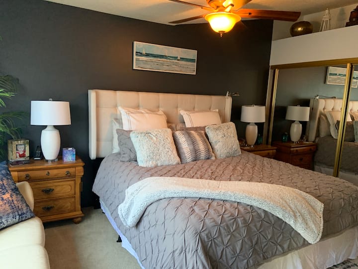 Dormitorio principal actualizado con cama tamaño king.