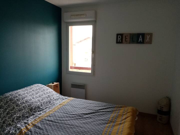 Soba od 12 m2 s velikim ormarom 140/200 krevet (može se lako smjestiti 1 dodatni kišobran)