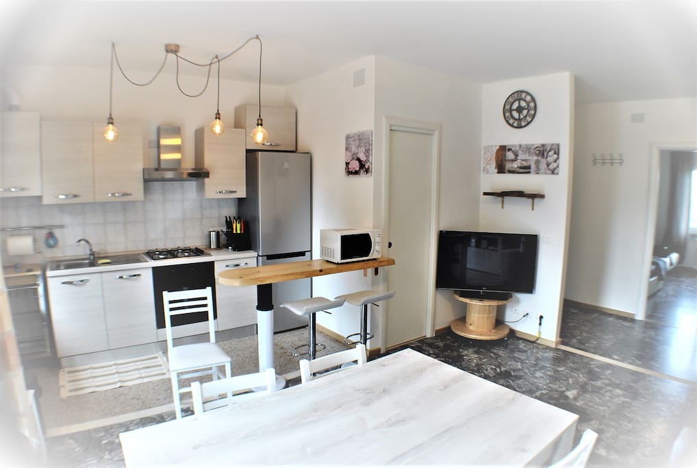 VISTA DELLA CUCINA CON TV