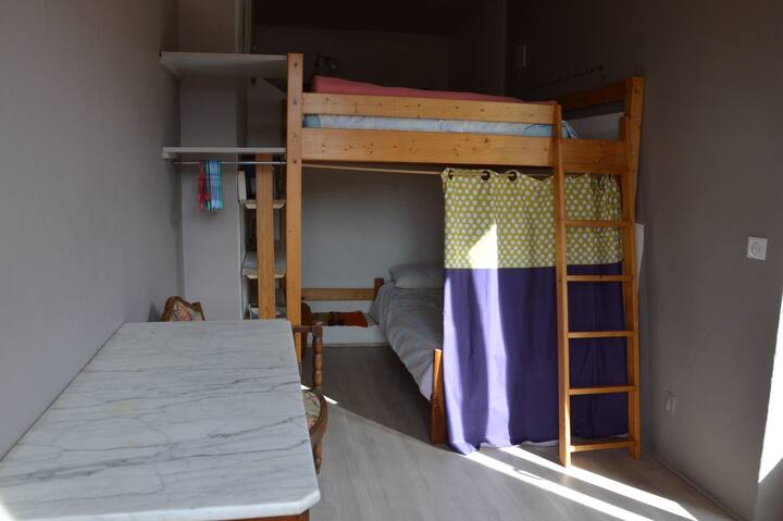 Chambre avec lit cabane, lit niche et mezzanine