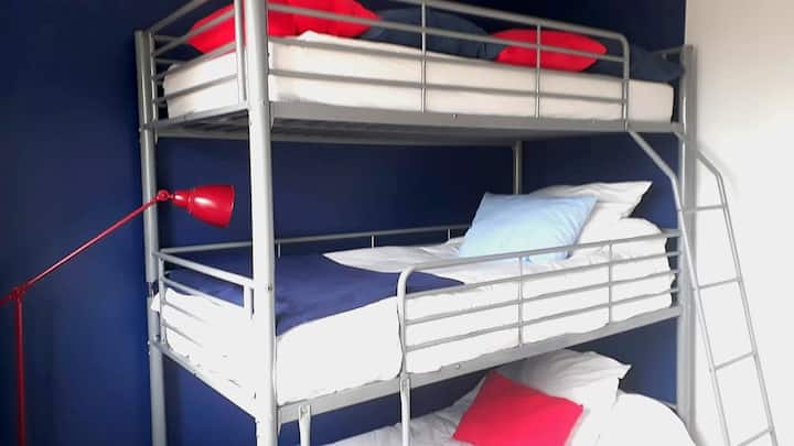 Bedroom 3
Bunk beds
3 x 90s single beds
